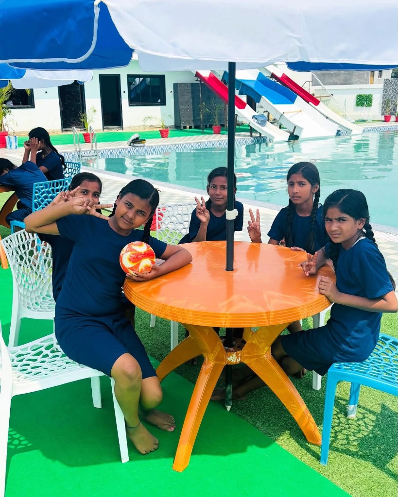 Water Park Picnic Girls Circular Table