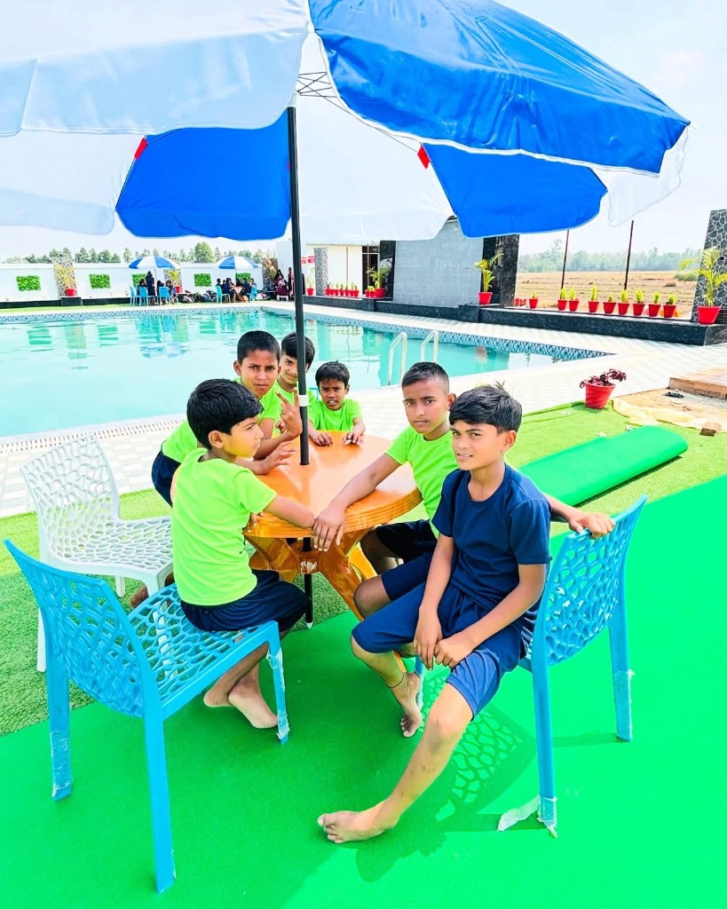 Water Park Picnic Boys Circular Table